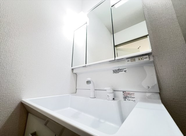 【独立洗面台】 | 新座市野火止3丁目　新築一戸建住宅　全1棟　(志木本店) | 三面鏡は多角的にチェックできるのでヘアアレンジやメイクもスムーズに行えます。