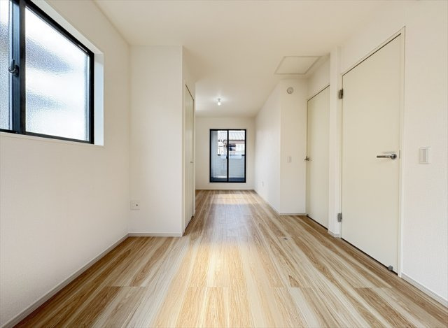 【洋室】 | 新座市野火止3丁目　新築一戸建住宅　全1棟　(志木本店) | 洋室9.3帖／ライフスタイルに合わせて間仕切り可能な2ドア洋室。