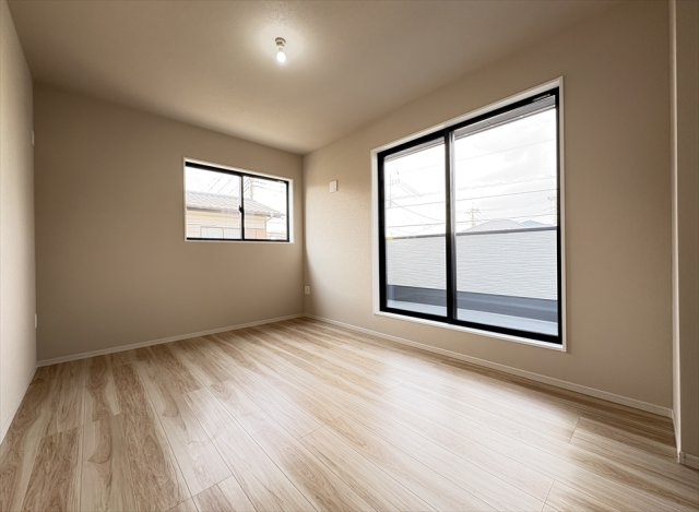 【洋室】 | 新座市野火止3丁目　新築一戸建住宅　全1棟　(志木本店) | 洋室7.8帖／広々としたバルコニーに面しているので開放感良好。