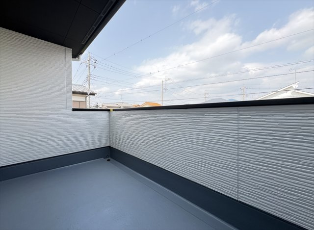 【バルコニー】 | 新座市野火止3丁目　新築一戸建住宅　全1棟　(志木本店) | 7.8帖の洋室に面した、ゆとりあるメインバルコニー。