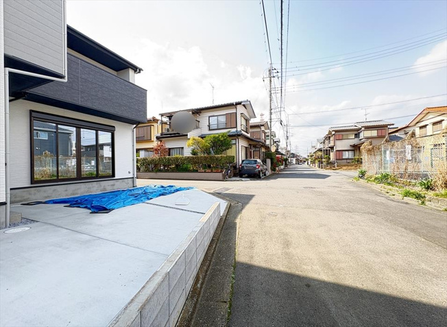 【前面道路含む現地写真】 | 新座市野火止3丁目　新築一戸建住宅　全1棟　(志木本店) | 交通量の少ない閑静な住宅地なので車の出し入れもスムーズ。