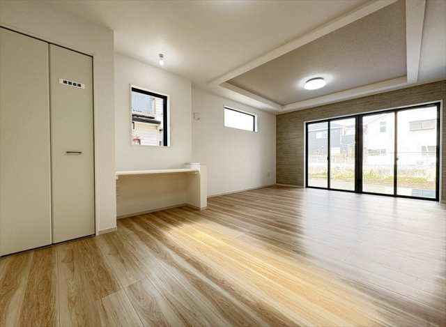 【居間・リビング】 | 新座市野火止3丁目　新築一戸建住宅　全1棟　(志木本店) | 開放感とメリハリを演出する折上天井。