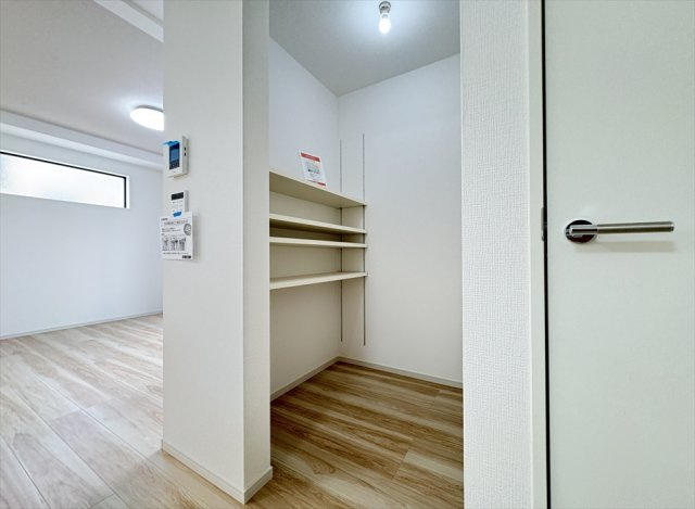 【キッチン】 | 新座市野火止3丁目　新築一戸建住宅　全1棟　(志木本店) | 可動棚付きのキッチンパントリー。
普段は使わない調理器具や食器類、食品の買い置きなどもたっぷり保管できます。