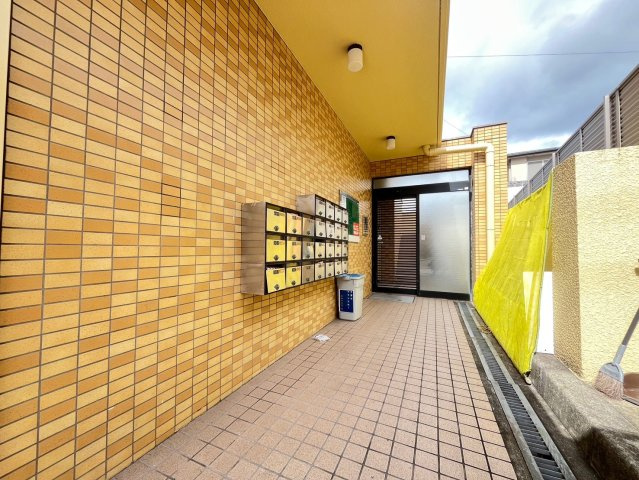 プリンス小束山のエントランス
