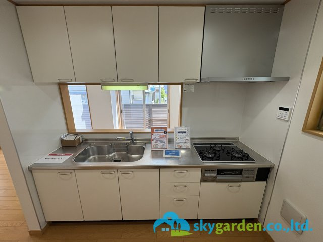 藤沢市打戻　中古戸建　全1棟のキッチン|明るいシステムキッチン