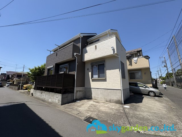 藤沢市打戻　中古戸建　全1棟の前面道路含む現地写真|開放感ある角地