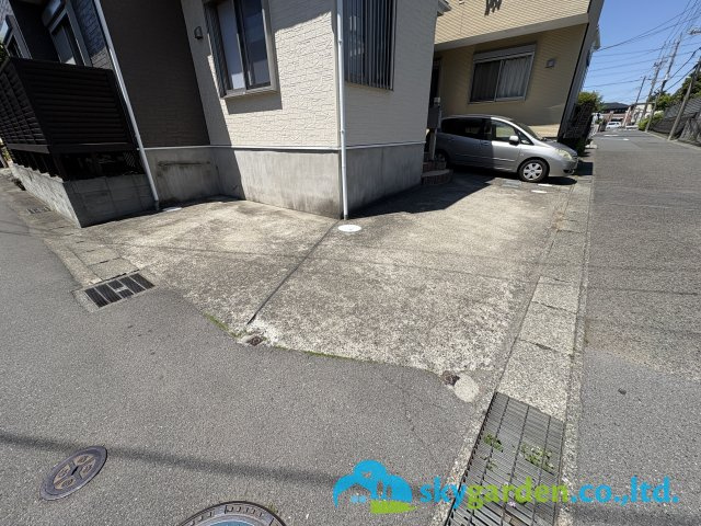 藤沢市打戻　中古戸建　全1棟の駐車場|車種により2台駐車可