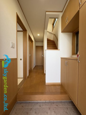 藤沢市打戻　中古戸建　全1棟の玄関|落ち着いた玄関です