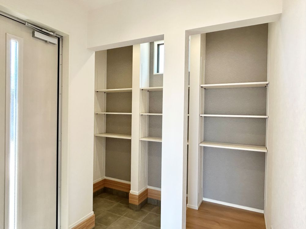 香南市野市町西野　新築一戸建て⑧の収納|靴だけではなく色々なものが収められて便利なシューズクロークがあります。
