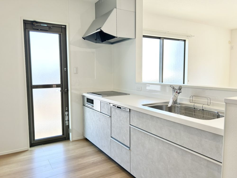 香南市野市町西野　新築一戸建て⑧のキッチン|人造大理石カウンターのスタイリッシュなキッチン。IHでお掃除ラクラク♪食洗器付き！