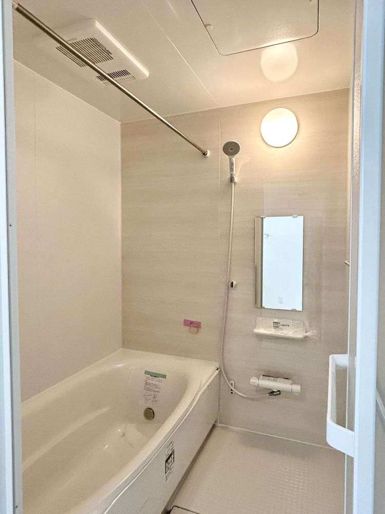 香南市野市町西野　新築一戸建て⑧の浴室|明るい印象のバス空間。浴室乾燥機付きで雨の日の洗濯も安心です。