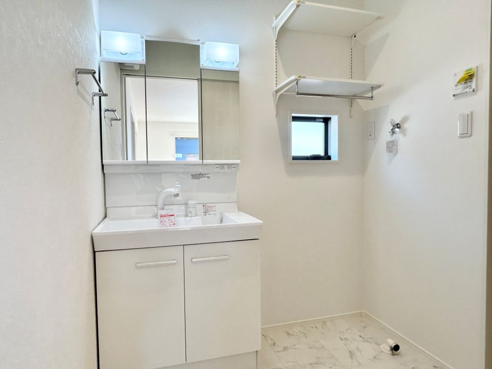 香南市野市町西野　新築一戸建て⑧の脱衣所|三面鏡収納で小物もすっきり。大きく使いやすい洗面台。