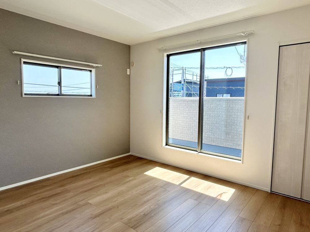 香南市野市町西野　新築一戸建て⑧の寝室|7.7畳の寝室には南向きのバルコニーとWICがあります。