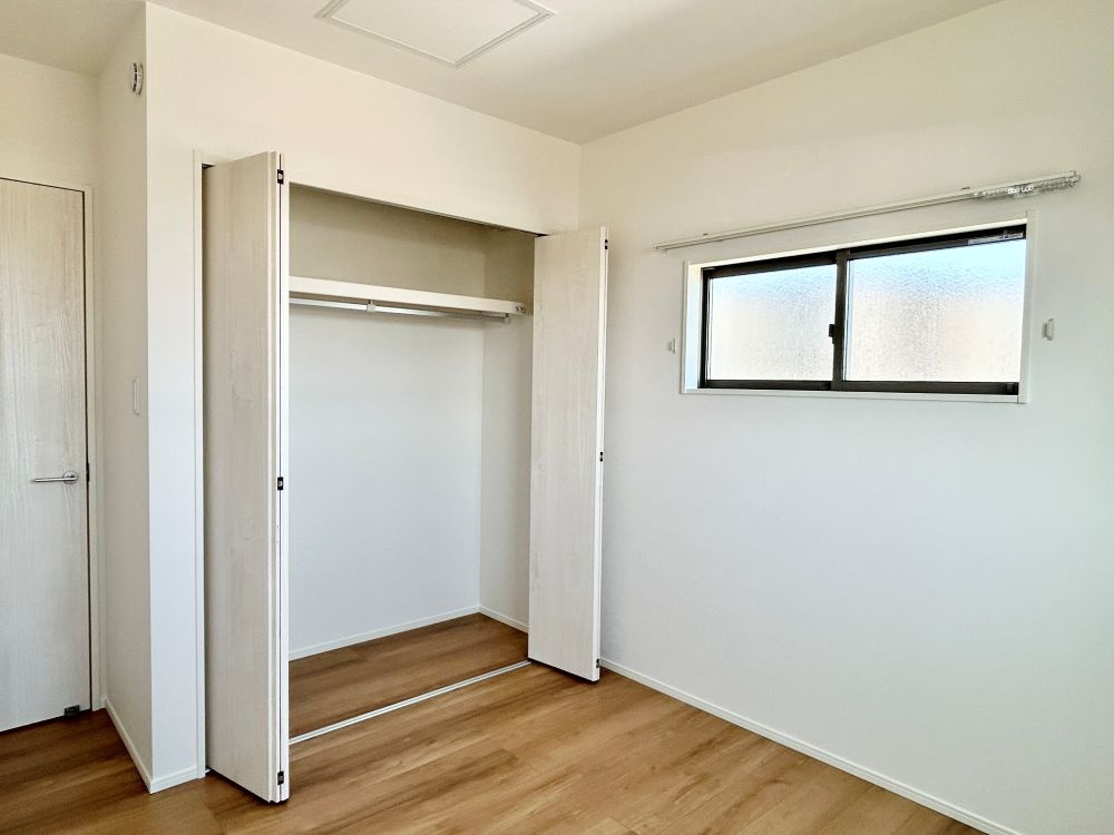 香南市野市町西野　新築一戸建て⑧の洋室|全部屋に収納があるのですっきり片付きそうですね。