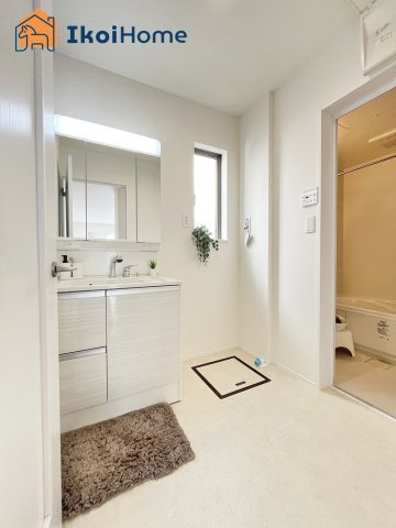 神戸市西区北山台2丁目　新築戸建の洗面所|◆同社施工例◆洗面台はお化粧をする時にも便利な３面鏡＆お掃除の際にも便利なハンドシャワータイプです。