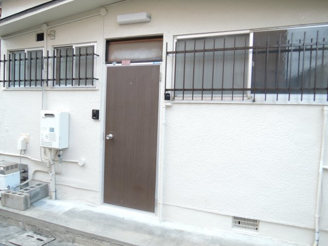寿町１丁目貸家のエントランス
