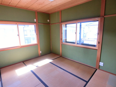 【和室】 | 【リフォーム住宅】中古一戸建　倉敷市中島　3LDK | 2階和室。プライベート性の高い2階和室は、寝室としてのも利用できます。
一日の疲れをゆっくりと癒せる落ち着いた空間。