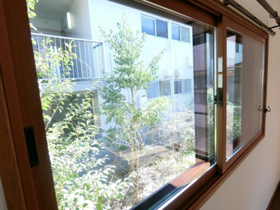 【構造・工法・仕様】 | 【リフォーム住宅】中古一戸建　倉敷市中島　3LDK | 全居室に二重サッシ（内窓）を完備。外気の影響を受けにくいため、夏は涼しく冬は暖かく過ごせます。冷暖房効率がアップし、家計に優しい省エネ性能を実現。サッシが二重になることで、遮音性も向上しています。
