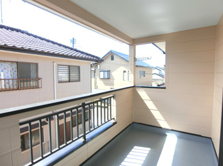【バルコニー】 | 【リフォーム住宅】中古一戸建　倉敷市中島　3LDK | インナーバルコニー。お仕事中や外出中に雨が降ってきても、洗濯物が濡れる心配がありません。また、夜に干しておいても夜露に濡れにくいので、お洗濯のタイミングを自由に選べますよ。