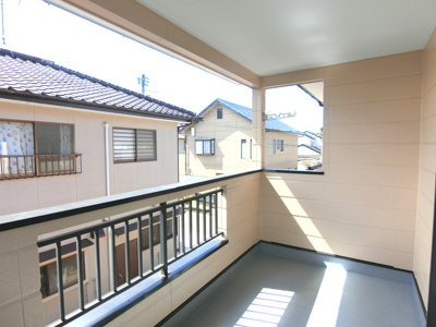 【バルコニー】 | 【リフォーム住宅】中古一戸建　倉敷市中島　3LDK | インナーバルコニー。お仕事中や外出中に雨が降ってきても、洗濯物が濡れる心配がありません。また、夜に干しておいても夜露に濡れにくいので、お洗濯のタイミングを自由に選べますよ。