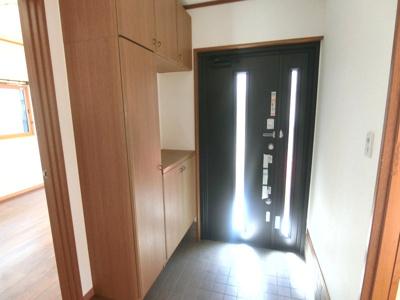 【玄関】 | 【リフォーム住宅】中古一戸建　倉敷市中島　3LDK | 玄関中。大型のシューズボックスも完備しており、家族全員の靴をスッキリ収納可能です。
