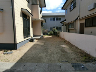 【駐車場】 | 【リフォーム住宅】中古一戸建　倉敷市中島　3LDK | 駐車スペースは縦列2台分を確保。