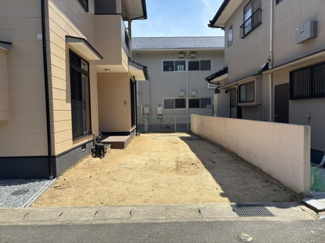 【駐車場】 | 【リフォーム住宅】中古一戸建　倉敷市中島　3LDK | 駐車スペースは縦列2台分を確保。