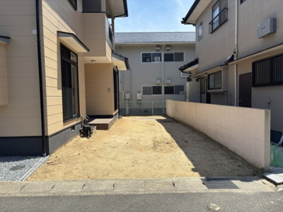 【駐車場】 | 【リフォーム住宅】中古一戸建　倉敷市中島　3LDK | 駐車スペースは縦列2台分を確保。