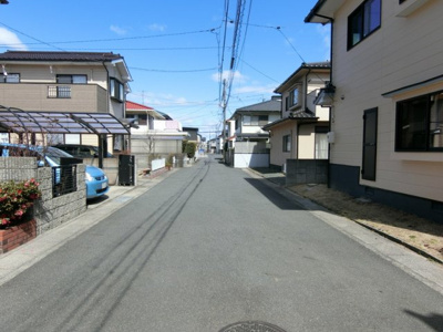 【前面道路含む現地写真】 | 【リフォーム住宅】中古一戸建　倉敷市中島　3LDK | 前面道路は幅員約ｍの私道（持分6分の1）