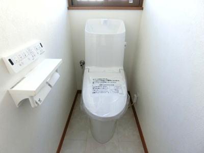 【トイレ】 | 【リフォーム住宅】中古一戸建　倉敷市中島　3LDK | 快適な温水洗浄便座付きトイレに交換済み。
冬場もあたたかい暖房便座で、毎日を心地よく過ごせます。
白で統一され清潔感あふれる空間です。