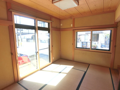 【和室】 | 【リフォーム住宅】中古一戸建　倉敷市中島　3LDK | 1階の和室。玄関から近く、急な来客時にも重宝する1階和室。お子様のプレイスペースやお昼寝コーナー、家事の合間の休憩スペースなど、リビングの延長として多目的に活用いただけます。