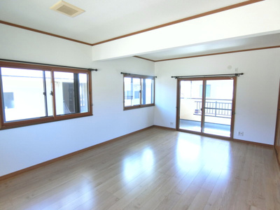 【洋室】 | 【リフォーム住宅】中古一戸建　倉敷市中島　3LDK | 2階の洋室は広々とした設計。ドアやクローゼット、照明も2箇所ずつあらかじめ配置されているため、将来はお子様の成長に合わせて、壁を立てるだけで簡単に2部屋へセパレート可能です。
