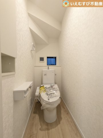 Cradle garden　鴻巣市筑波第5のトイレ|シンプルで清潔感のあるトイレ
窓付きで明るく、お掃除しやすいシンプルな空間♪
