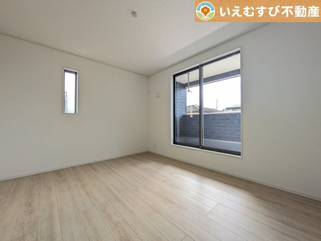 Cradle garden　鴻巣市筑波第5の洋室|2面採光で明るい居室
たっぷりの採光で自然光の差し込む明るいお部屋！新生活を想像すると楽しみが増しますね♪