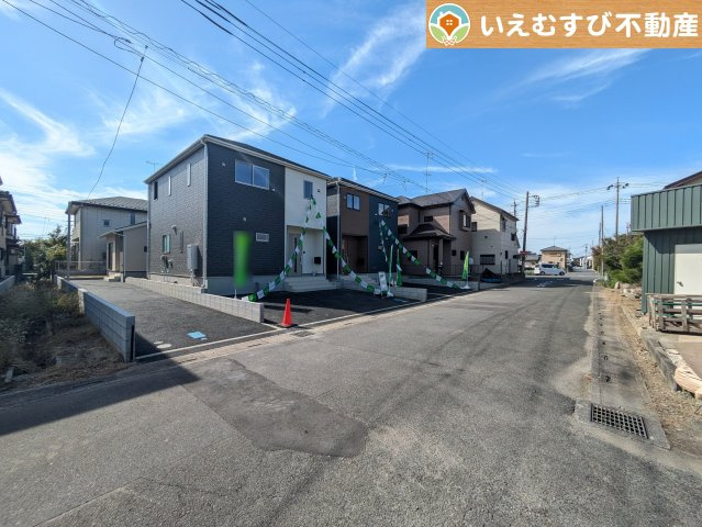Cradle garden　鴻巣市筑波第5の前面道路含む現地写真|充分な広さの前面道路
間口が広くお車の出し入れも問題なく行えるスペースが確保されています♪