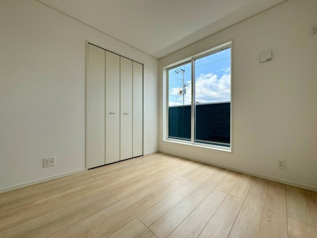 香美市土佐山田町東本町第1　1号棟新築戸建ての洋室|大きな窓からたっぷり光が入る明るい洋室。クローゼット完備で、主寝室や子ども部屋にもおすすめの空間です。