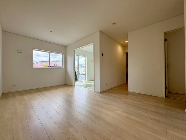 香美市土佐山田町東本町第1　1号棟新築戸建ての居間・リビング|ゆとりある広さのLDK。隣接する和室とつなげれば、さらに開放的な空間としてお使いいただけます。