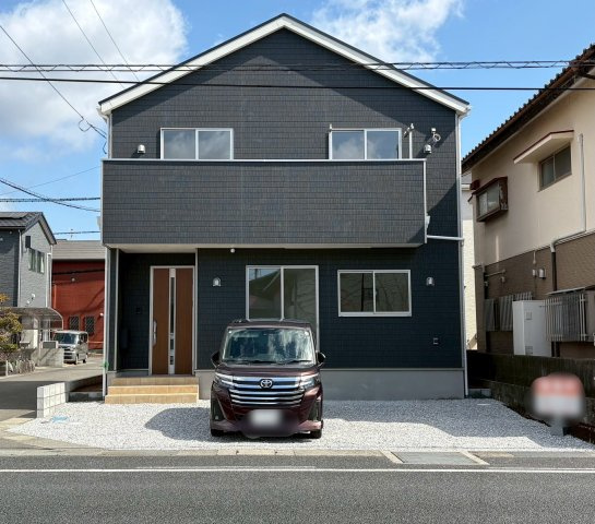香美市土佐山田町東本町第1　1号棟新築戸建ての外観|落ち着きあるネイビー外観のスタイリッシュ住宅。駐車スペースもしっかり確保、前面道路もすっきりとした立地です。