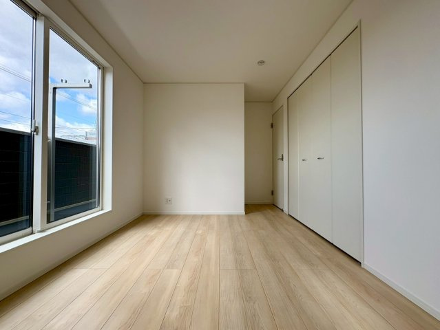 香美市土佐山田町東本町第1　1号棟新築戸建ての洋室|大きな窓から光が差し込む明るい洋室。クローゼット付きで収納も確保された、使い勝手の良いプライベート空間です。