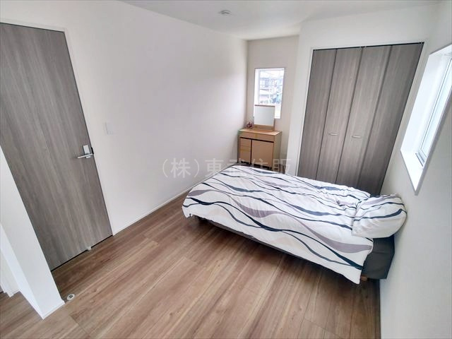 【寝室】 | 坂戸市花影町2期　全5棟　1号棟 | 2階東側12.0帖洋室　主寝室としてお使い頂けます