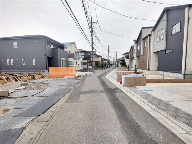 【前面道路含む現地写真】 | 坂戸市花影町2期　全5棟　1号棟 | 閑静な住宅地です