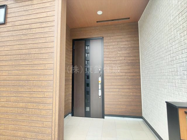 【玄関】 | 坂戸市花影町2期　全5棟　1号棟 | 落ち着いた雰囲気の玄関です