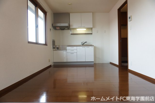 熊本市中央区黒髪６丁目のアパートの居間・リビング