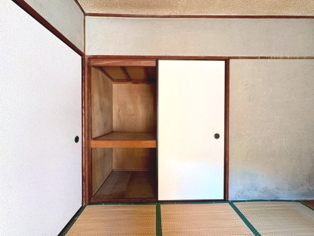 【価格改定】南円明寺ヶ丘団地6号棟の収納|奥行きのある収納のため、洋服や布団などもしっかり収納していただけます。