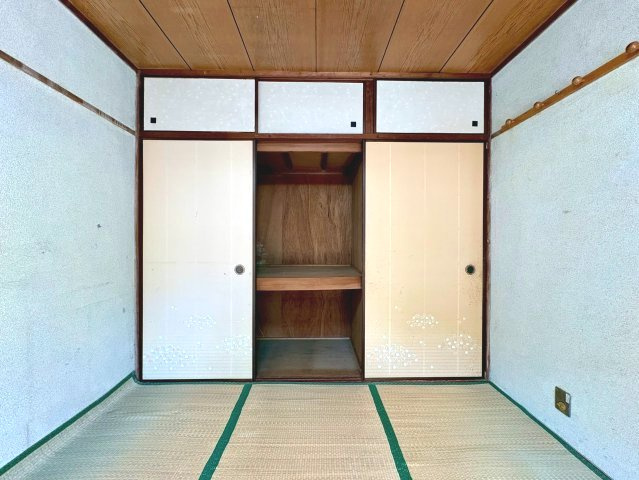 【価格改定】南円明寺ヶ丘団地6号棟の収納|こちらの和室にも収納スペースがございます。