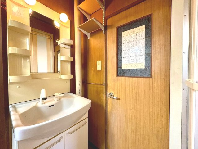 【価格改定】南円明寺ヶ丘団地6号棟の独立洗面台|洗面・浴室・トイレなどの水回りがまとまっており、生活動線に配慮された間取りです。