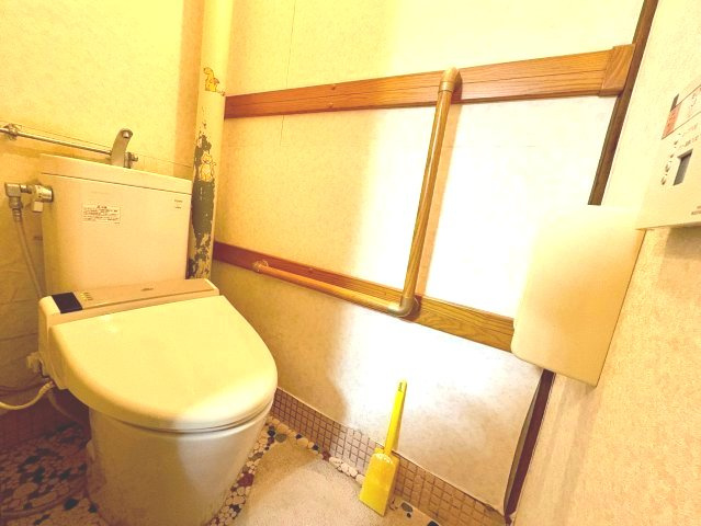 【商談中】南円明寺ヶ丘団地6号棟のトイレ|立ち座りをサポートする手すり付きトイレです。