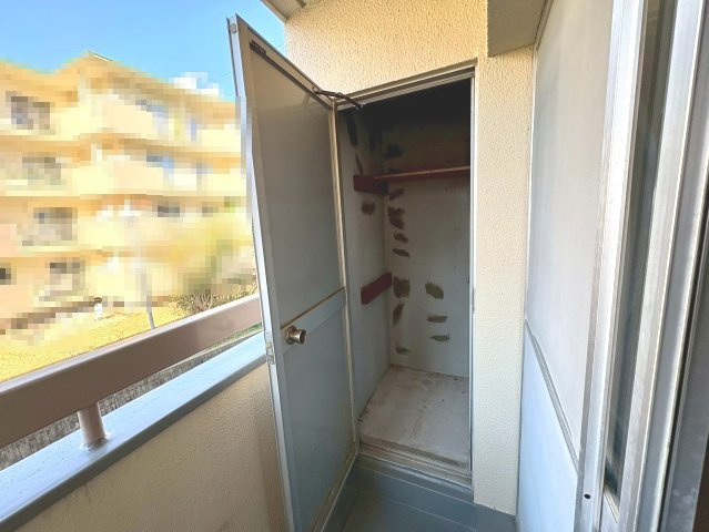 【価格改定】南円明寺ヶ丘団地6号棟のバルコニー|北側バルコニーには、収納スペースがございます。