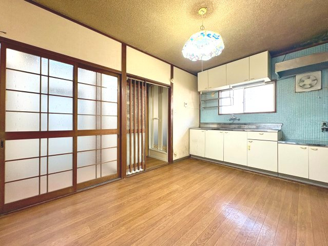 【商談中】南円明寺ヶ丘団地6号棟のキッチン|DK（約5.6帖）
明るい空間が広がる、清潔感のあるダイニングキッチンです。