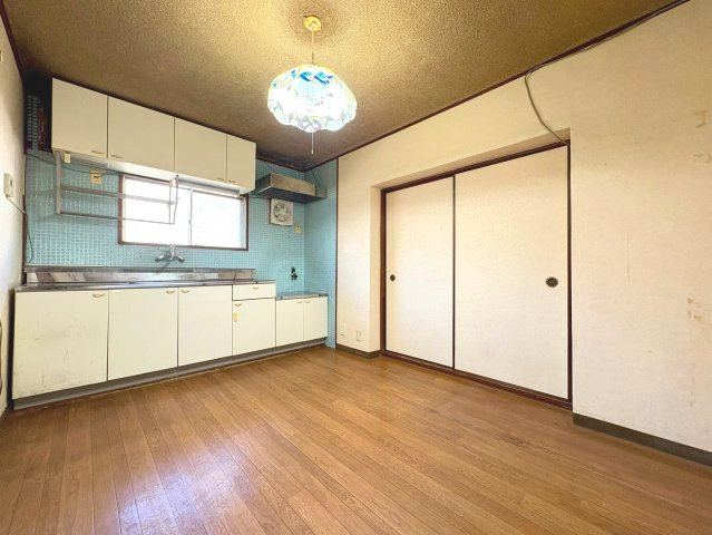 【価格改定】南円明寺ヶ丘団地6号棟のキッチン|DKと隣接した和室は、多用途にお使いいただけます。